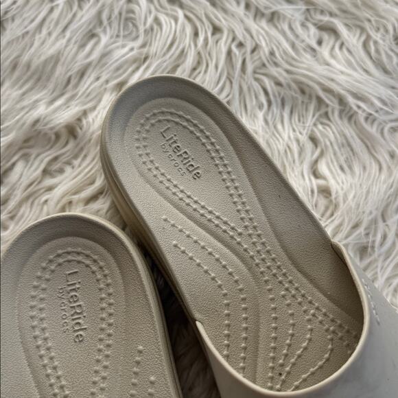 Crocs Brooklyn Slide in Bone - Picture 9 of 12